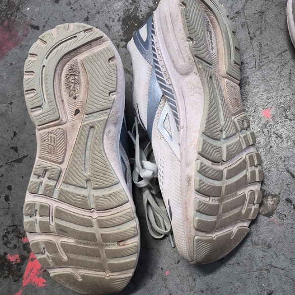 Brooks Women White Sneakers 7.5 - Picture 7 of 11